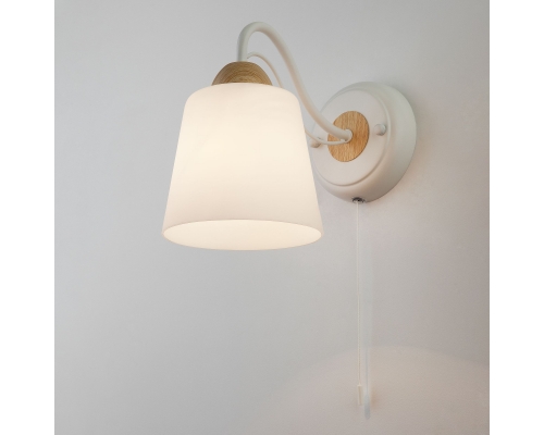Настенный светильник со стеклянным плафоном 70062/1 белый